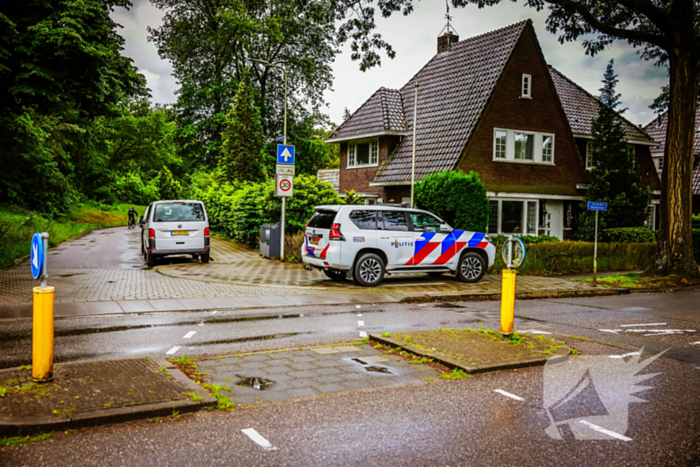 Overleden vrouw aangetroffen na steekpartij in woning, een persoon gewond