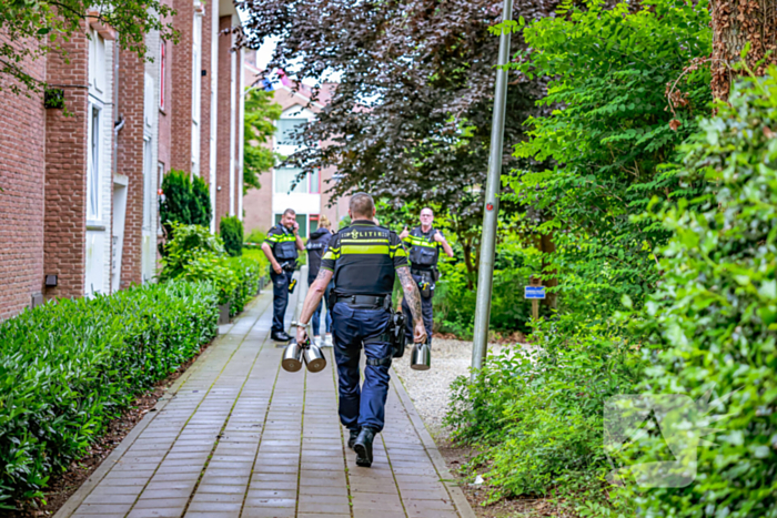 Overleden vrouw aangetroffen na steekpartij in woning, een persoon gewond