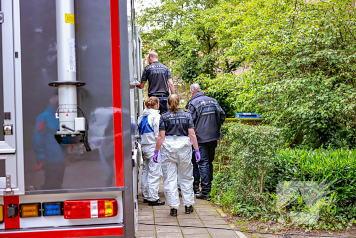 Overleden vrouw aangetroffen na steekpartij in woning, een persoon gewond