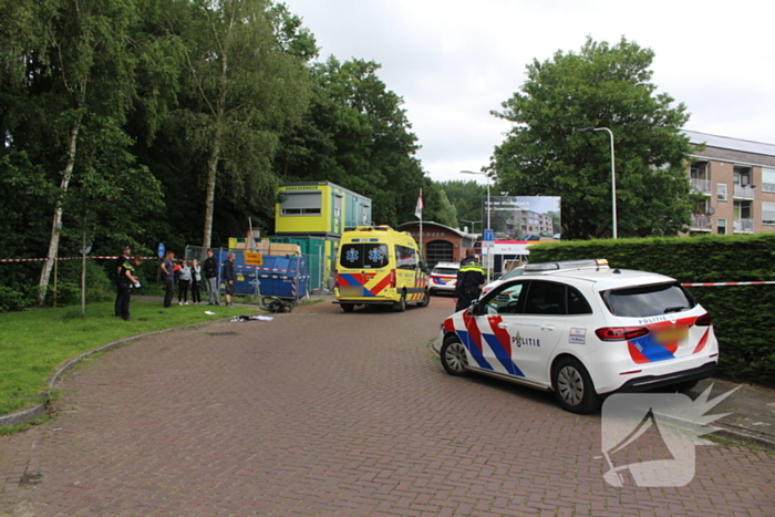 Persoon hard ten val na aanrijding met bestelbus