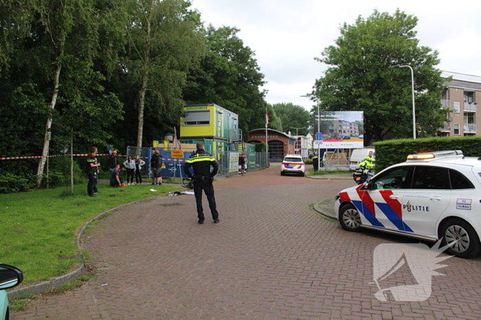 Persoon hard ten val na aanrijding met bestelbus