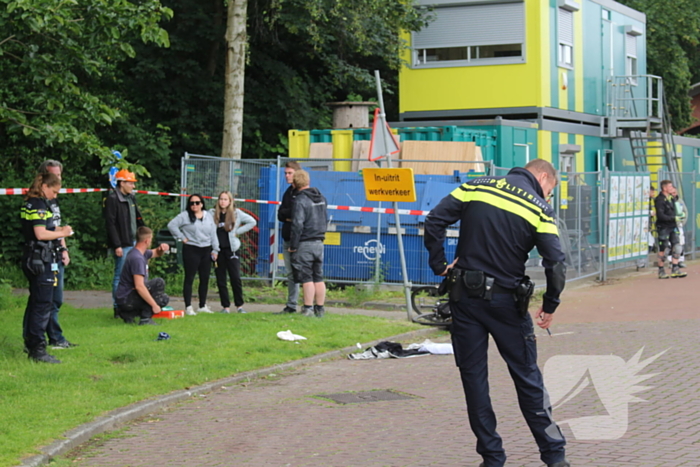 Persoon hard ten val na aanrijding met bestelbus