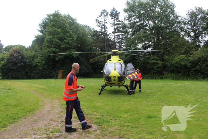 Persoon hard ten val na aanrijding met bestelbus