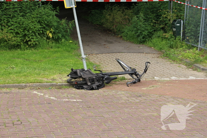 Persoon hard ten val na aanrijding met bestelbus