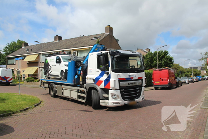 Persoon hard ten val na aanrijding met bestelbus