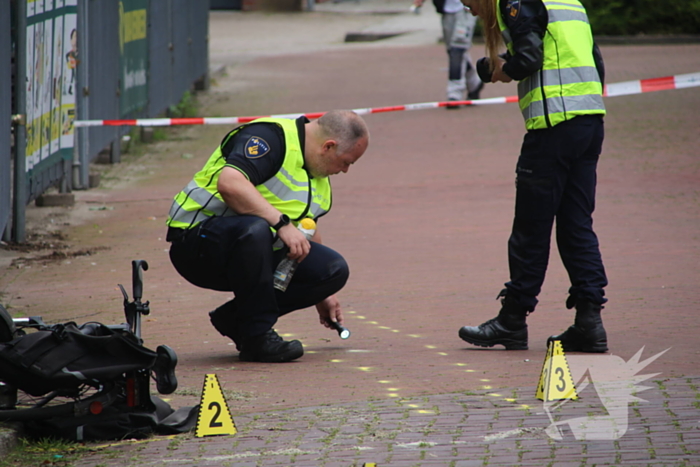 Persoon hard ten val na aanrijding met bestelbus