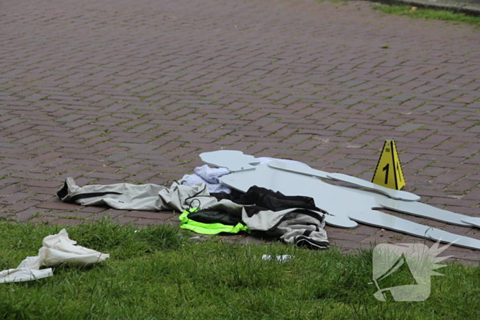 Persoon hard ten val na aanrijding met bestelbus