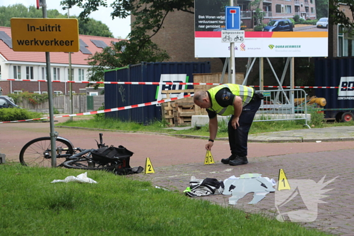 Persoon hard ten val na aanrijding met bestelbus