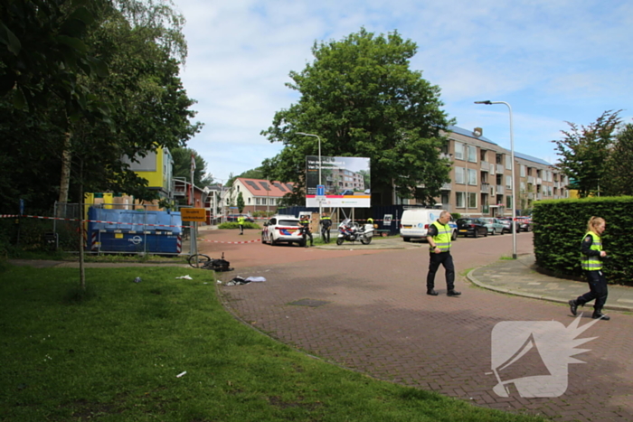 Persoon hard ten val na aanrijding met bestelbus