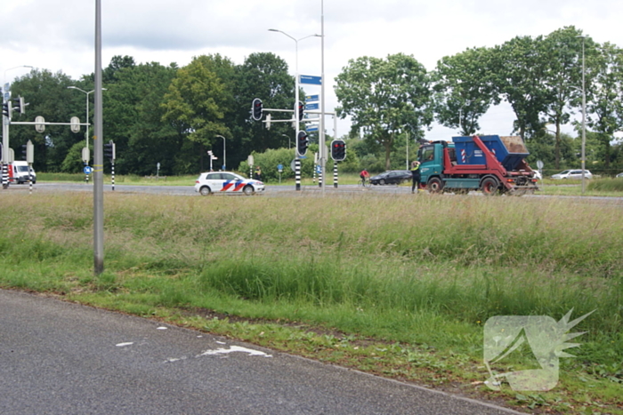 Persoon overlijdt na val van brug, weg volledig afgesloten