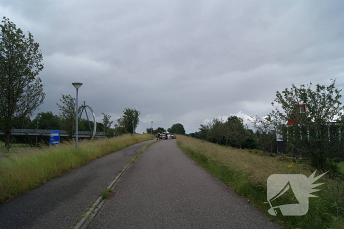 Persoon overlijdt na val van brug, weg volledig afgesloten