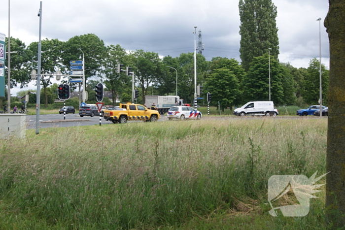 Persoon overlijdt na val van brug, weg volledig afgesloten