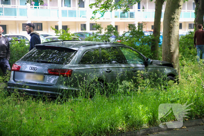 Automobilist rijdt tegen boom