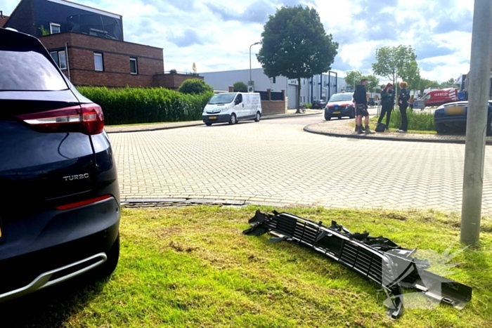 Veel schade na botsing op kruising