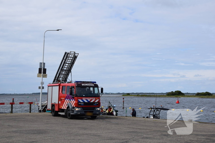 KNRM en brandweer ingezet voor lekkend vaartuig