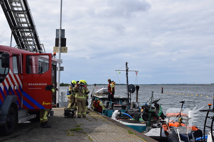 KNRM en brandweer ingezet voor lekkend vaartuig