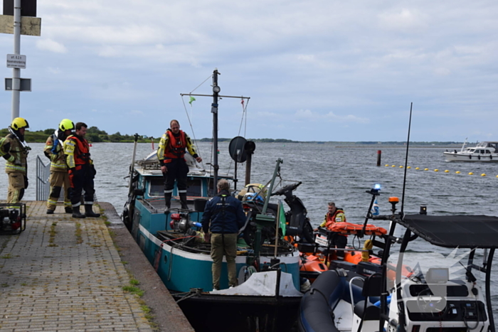 KNRM en brandweer ingezet voor lekkend vaartuig