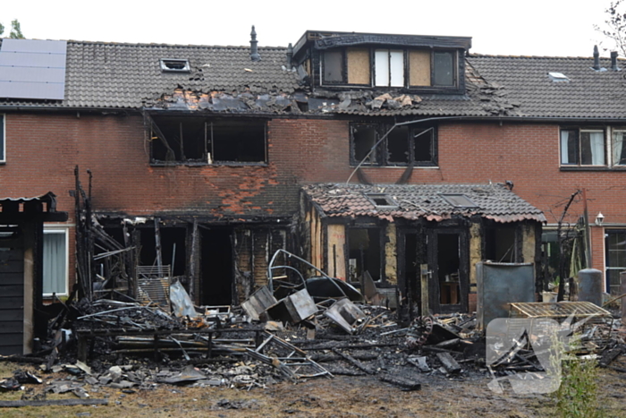 Grote schade zichtbaar aan meerdere woningen na brand