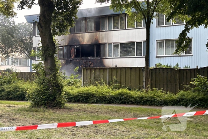 Woning zwart geblakerd na felle brand