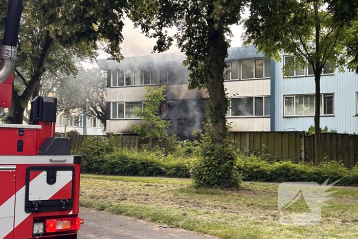 Woning zwart geblakerd na felle brand