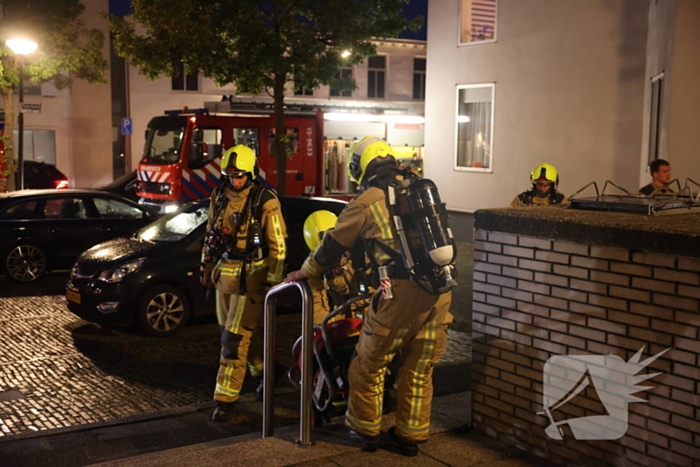 Bewoner gooit brandende stoel naar buiten om erger te voorkomen