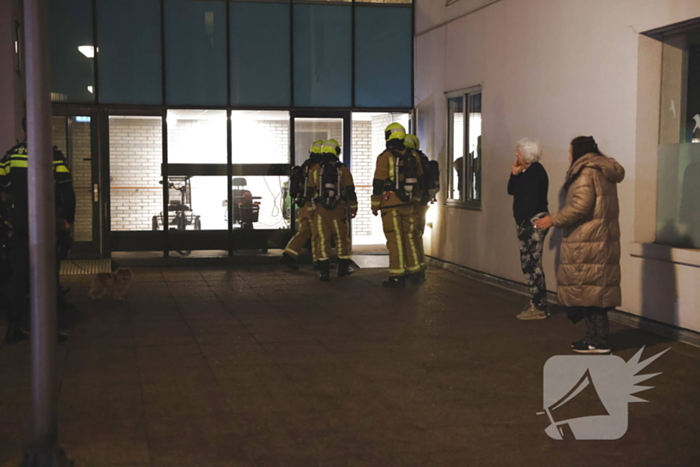 Bewoner gooit brandende stoel naar buiten om erger te voorkomen