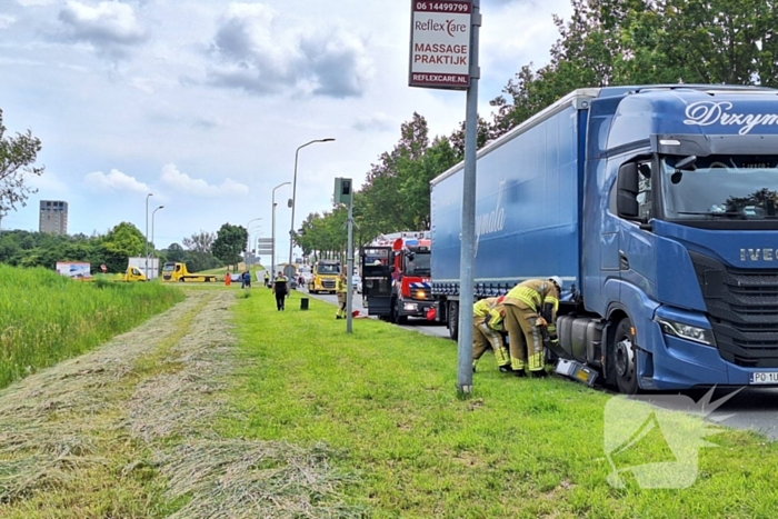 Brandstoftank vrachtwagen lekt dieselolie na botsing