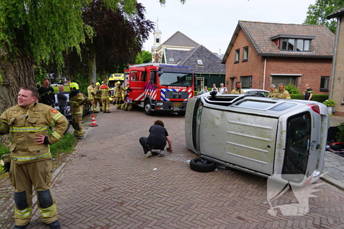 Traumateam ingezet voor auto op zijkant