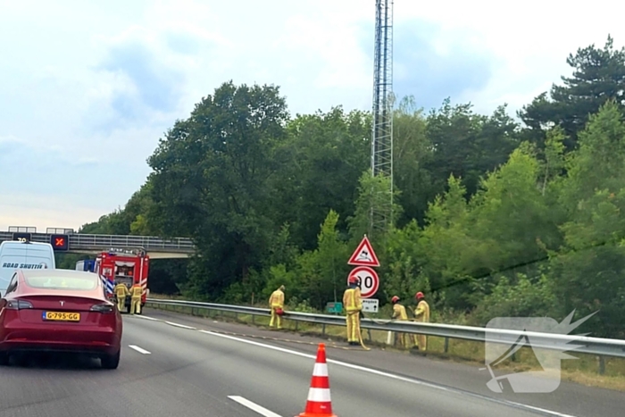 Brandweer blust brandende berm