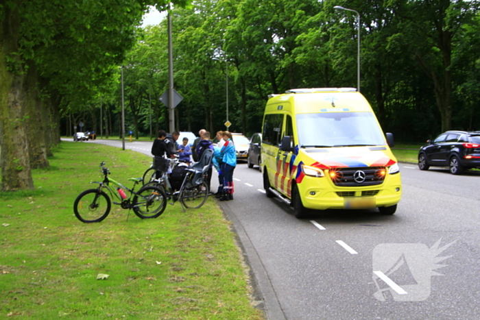 Twee fietsers komen met stuur in elkaar