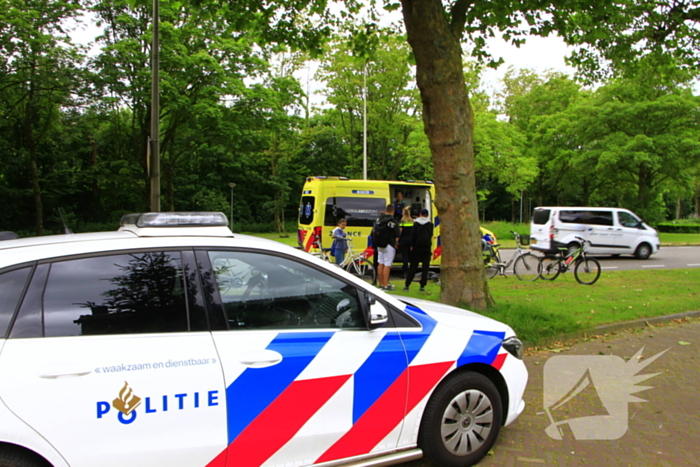 Twee fietsers komen met stuur in elkaar