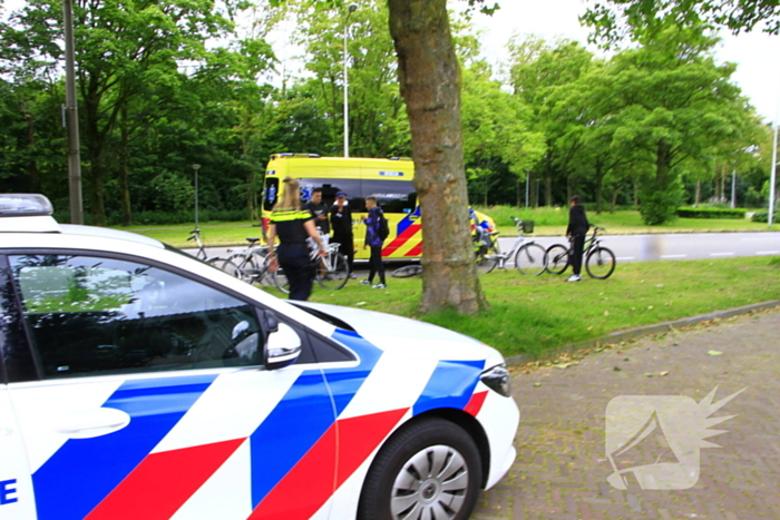 Twee fietsers komen met stuur in elkaar