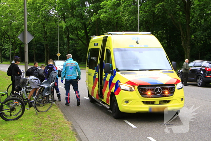 Twee fietsers komen met stuur in elkaar