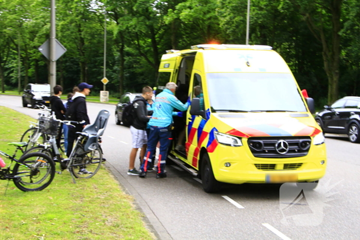 Twee fietsers komen met stuur in elkaar