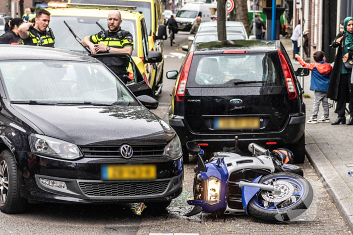 Motorrijder hard ten val na parkeeractie automobilist