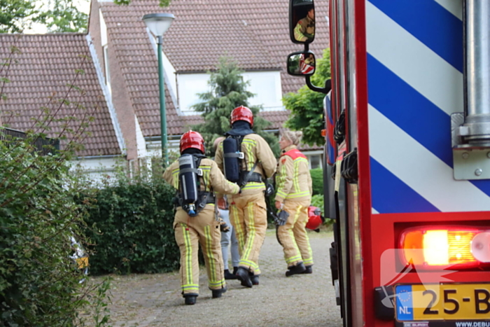 Brandweer verricht metingen na afgaan koolmonoxide melder