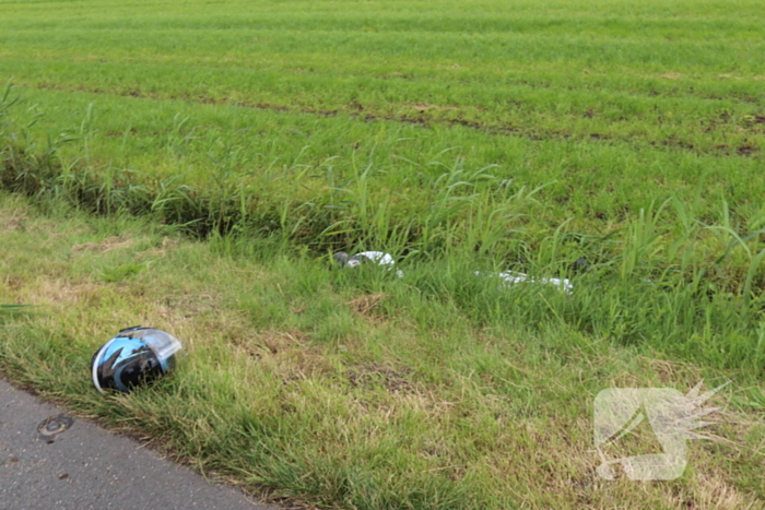 Motorrijder belandt in sloot