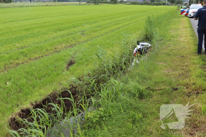 Motorrijder belandt in sloot