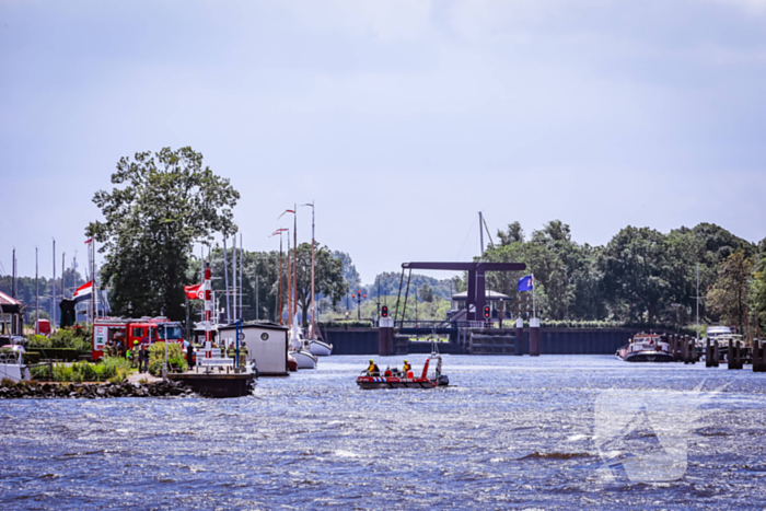 Boot slaat om op meer, brandweer redt opvarenden