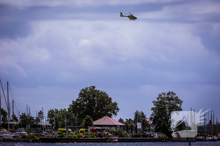 Boot slaat om op meer, brandweer redt opvarenden