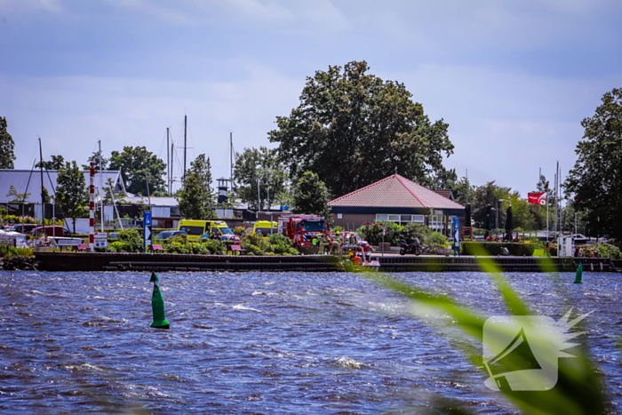 Boot slaat om op meer, brandweer redt opvarenden