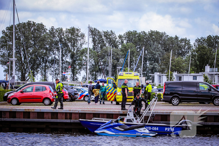 Boot slaat om op meer, brandweer redt opvarenden