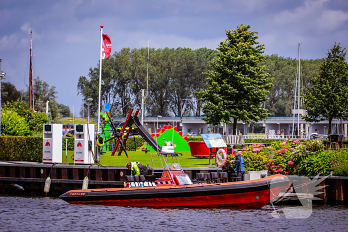 Boot slaat om op meer, brandweer redt opvarenden