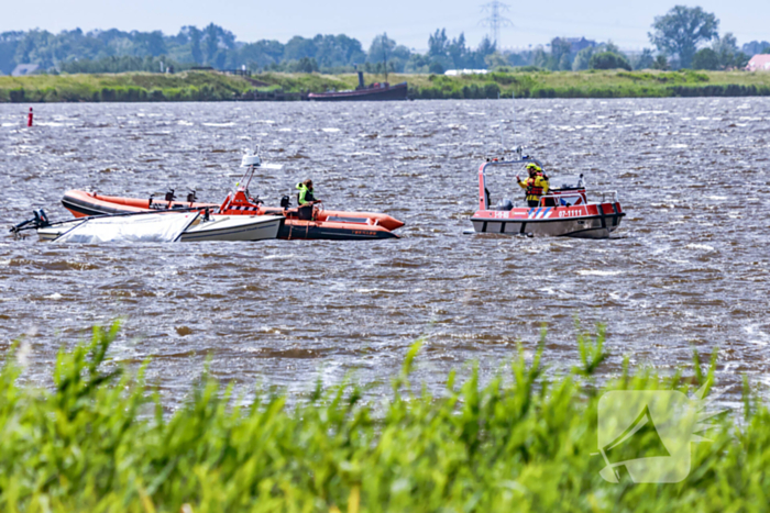 Boot slaat om op meer, brandweer redt opvarenden