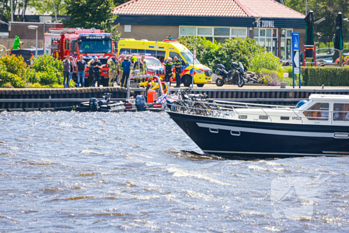 Boot slaat om op meer, brandweer redt opvarenden