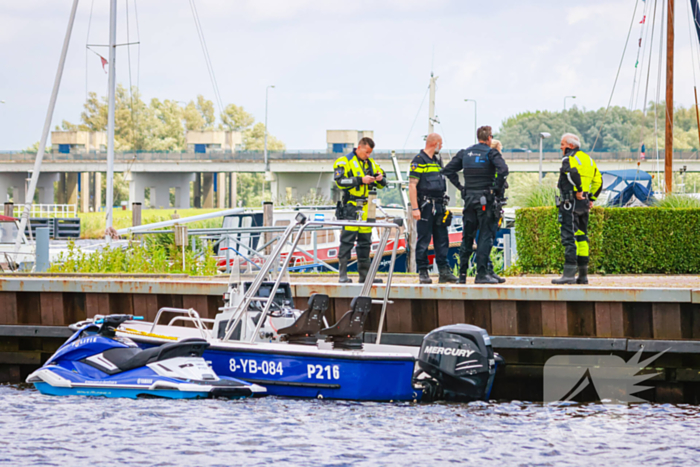 Boot slaat om op meer, brandweer redt opvarenden