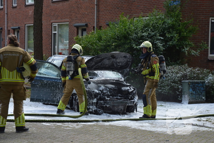 Auto brandt uit voor woning