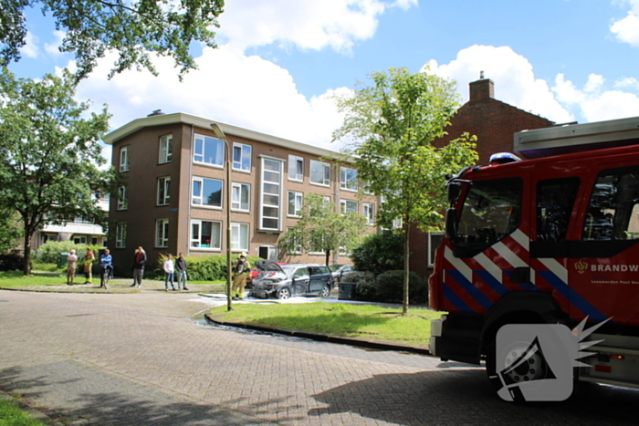 Auto brandt uit voor woning