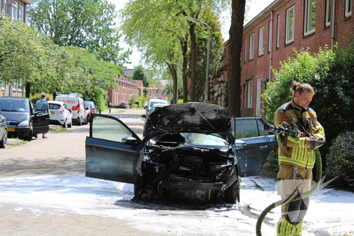 Auto brandt uit voor woning