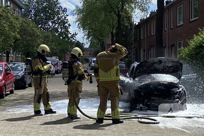 Auto brandt uit voor woning